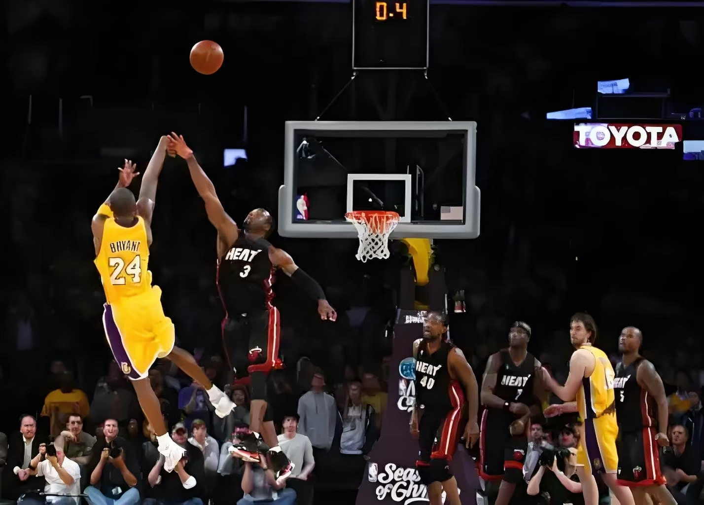 传奇篮球巨星重回赛场，科比再战纽约，势不可挡