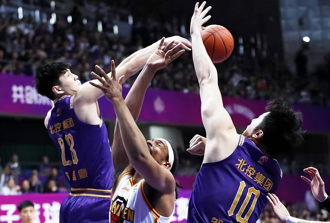 关注国内篮球联赛:赛场胜负速递,气势如虹 关注国内篮球联赛:赛场胜负速递,气势如虹