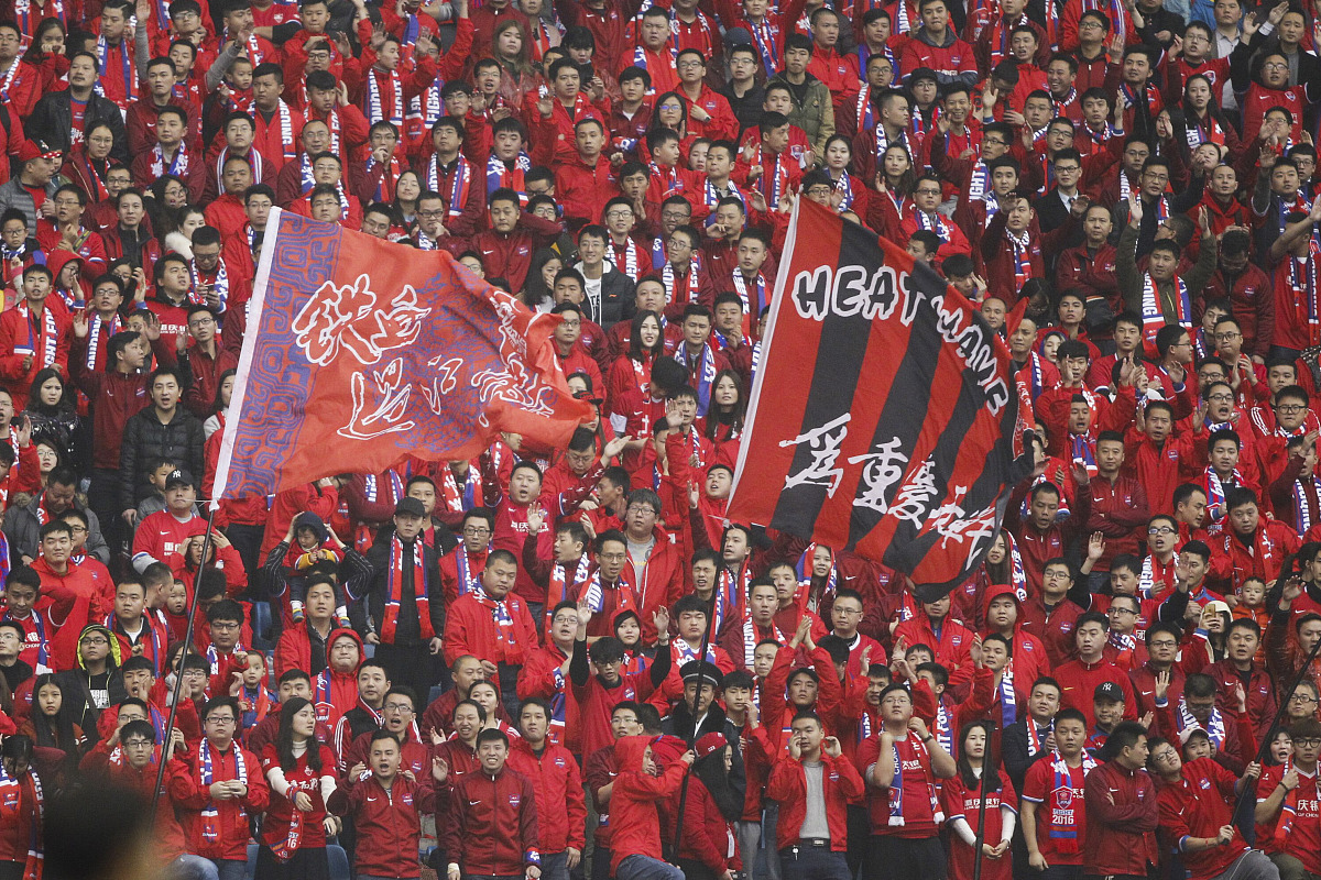 比赛中球队激烈角逐,展现顶尖水平,战绩斐然 比赛中球队激烈角逐,展现顶尖水平,战绩斐然