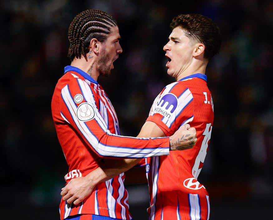 比赛中球队激烈角逐,展现顶尖水平,战绩斐然 比赛中球队激烈角逐,展现顶尖水平,战绩斐然