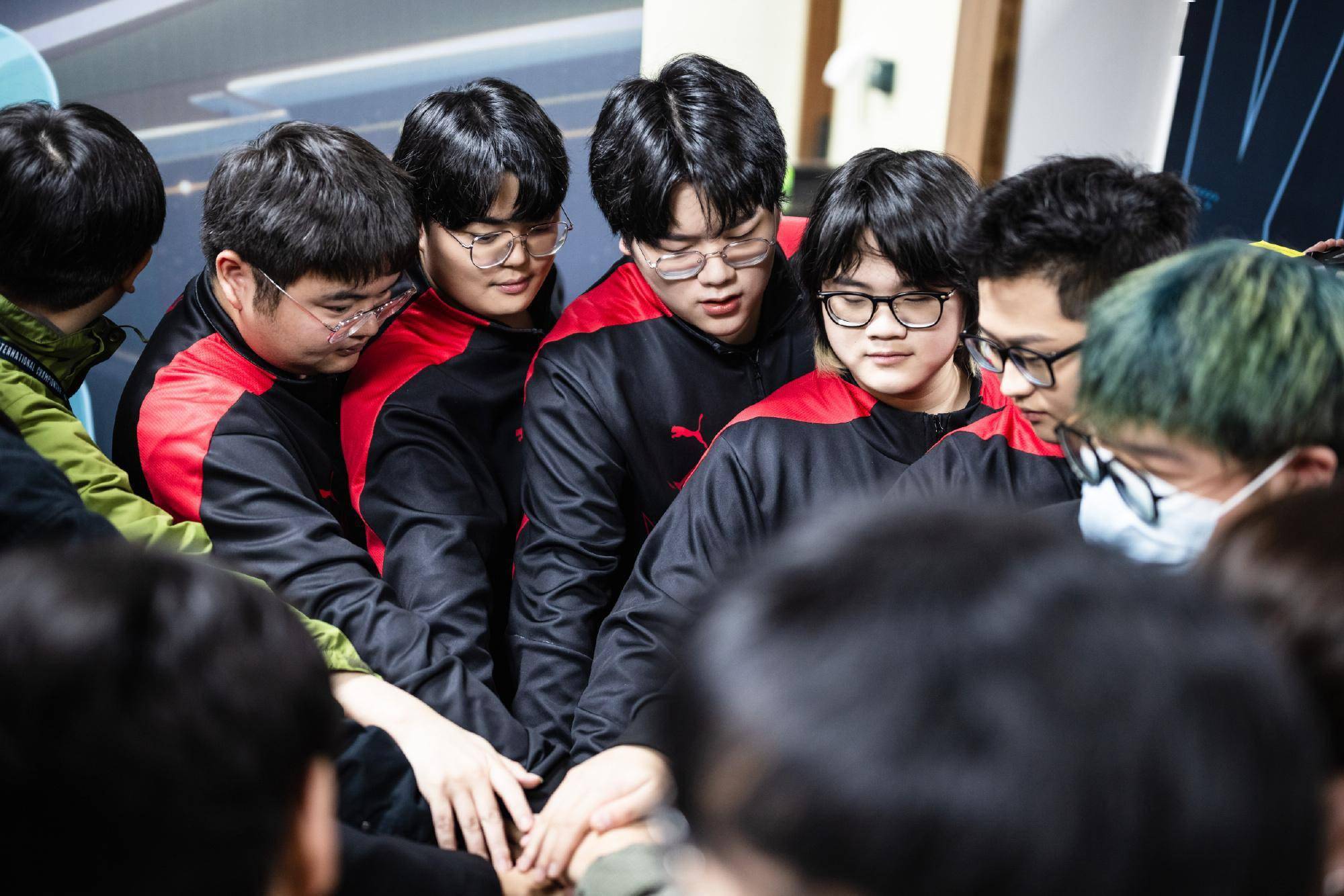 LGD横扫FLY，Peanut打出惊人五杀鏖战多局成都决赛之夜，技惊四座