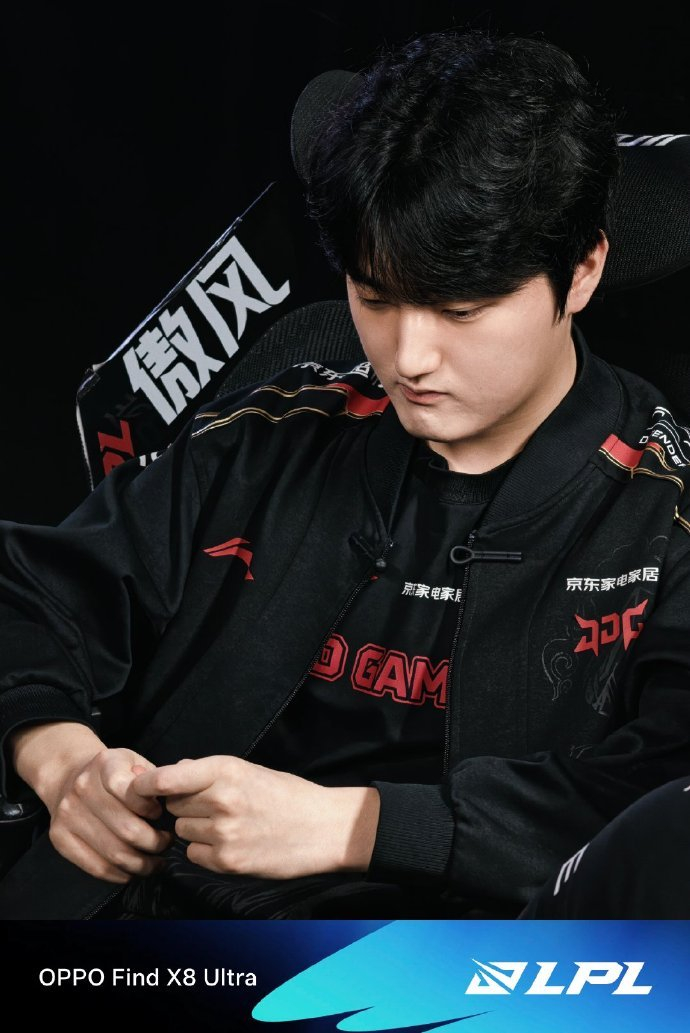 包含T1碾压JDG，Keria团战一打五顶尖较量2025世界赛，强势挺进下一轮的词条