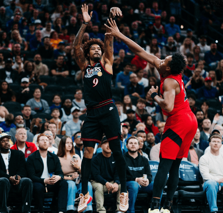 76人逆转上海队,恩比德带队取胜 76人逆转上海队,恩比德带队取胜